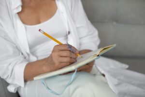 A redação terapêutica é uma atividade que emprega a escrita como instrumento para fomentar a saúde mental e o bem-estar emocional.