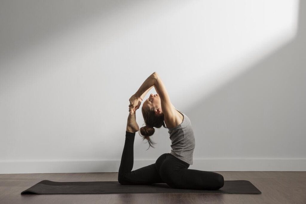 A função de um professor de yoga é guiar os alunos na prática dessa disciplina milenar, promovendo bem-estar físico, mental e espiritual.